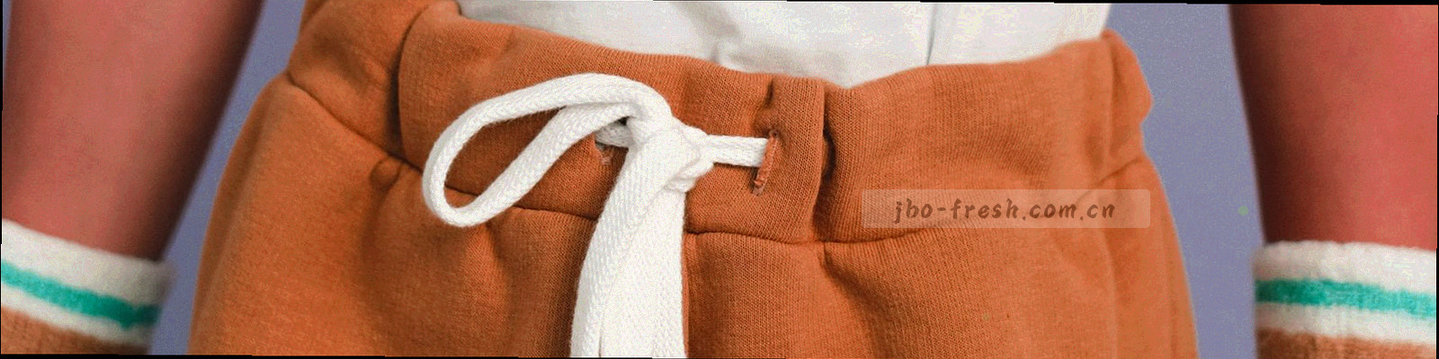 横向刻度线与冷白光点排成的时间轴，末端以琥珀金高亮标记最近一次复核